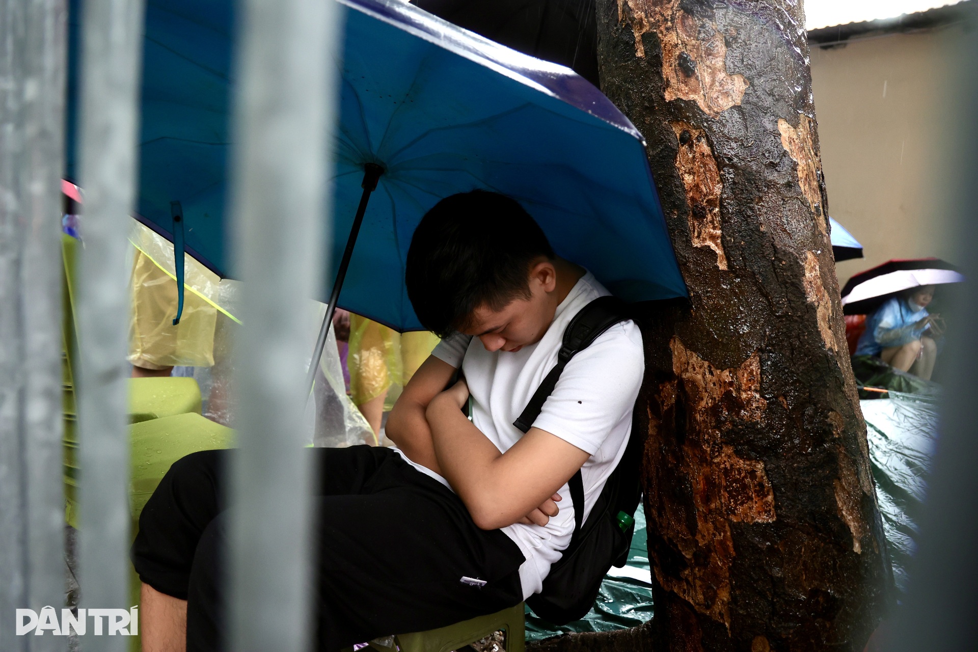 Đội ô, khoá ghế… ngồi kín vỉa hè từ đêm chờ xem sơ duyệt diễu binh - 7 Đội ô, khoá ghế… ngồi kín vỉa hè từ đêm chờ xem sơ duyệt diễu binh - 7