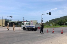 Hàng chục phụ nữ vượt đầm phá, trốn khu cách ly ra Đà Nẵng làm việc