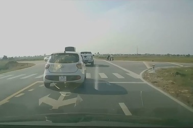 Bất ngờ băng sang đường không quan sát, thanh niên bị xe bán tải tông văng