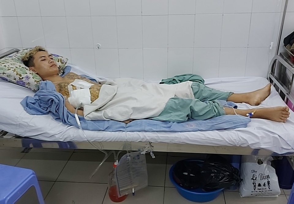 Truy tìm nhóm đối tượng tạt mắm tôm đòi nợ, đâm người ở chợ Tân Biên - 2 Truy tìm nhóm đối tượng tạt mắm tôm đòi nợ, đâm người ở chợ Tân Biên - 2