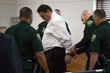 Thi thể cựu người mẫu trong bể bơi và màn kịch của gã bác sĩ triệu phú