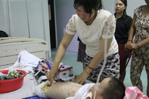 “Mẹ ơi, ai cắt mất một chân con rồi !?”