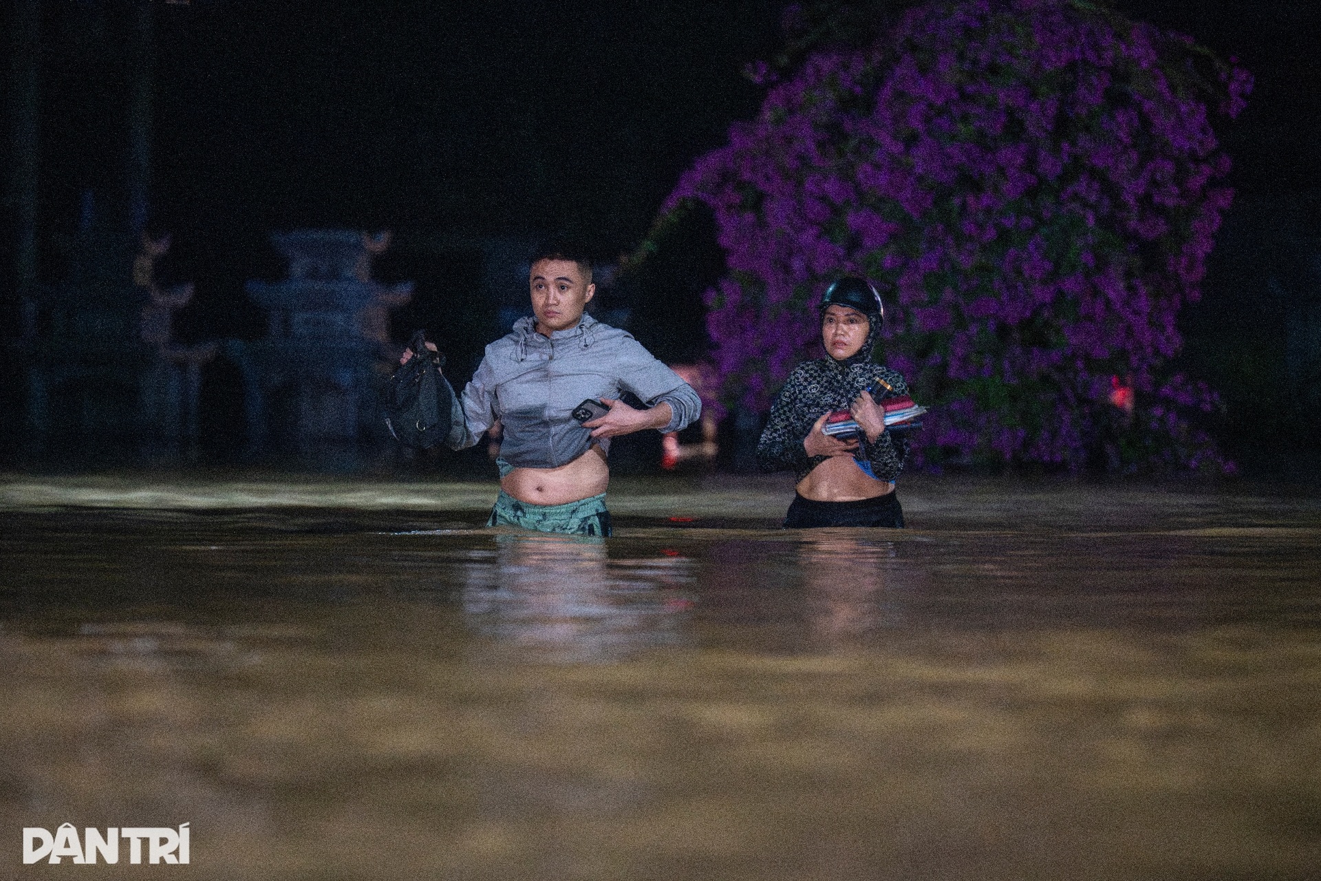 Bỏ ti vi, tủ lạnh... người dân Bắc Ninh trắng đêm chạy lũ lịch sử - 9 Bỏ ti vi, tủ lạnh... người dân Bắc Ninh trắng đêm chạy lũ lịch sử - 9