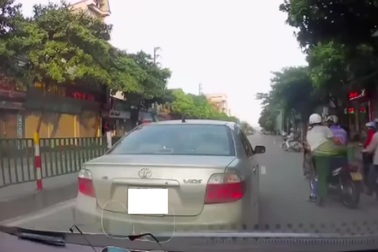 Giật mình vì xe trước dừng đột ngột nhặt… tiền rơi