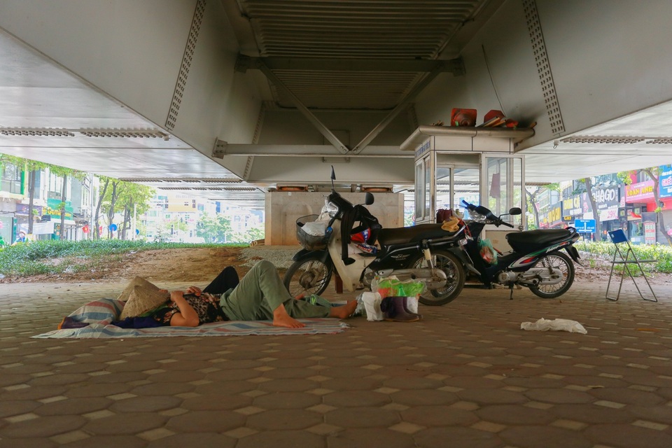 Người dân Hà Nội chật vật dưới nắng nóng như đổ lửa giữa trưa hè - 10 Người dân Hà Nội chật vật dưới nắng nóng như đổ lửa giữa trưa hè - 10