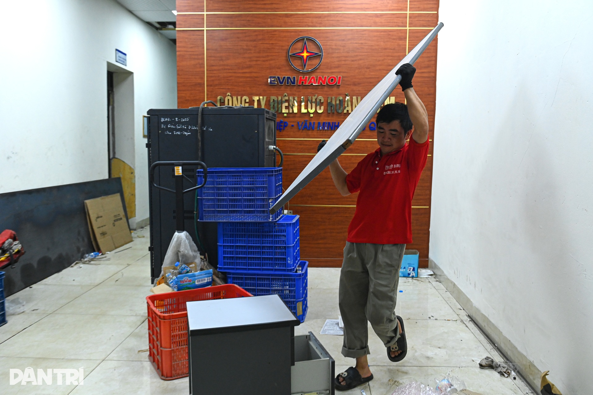 Cảnh khẩn trương dọn đồ đạc, trả mặt bằng cho dự án quảng trường ở hồ Gươm - 1 Cảnh khẩn trương dọn đồ đạc, trả mặt bằng cho dự án quảng trường ở hồ Gươm - 1