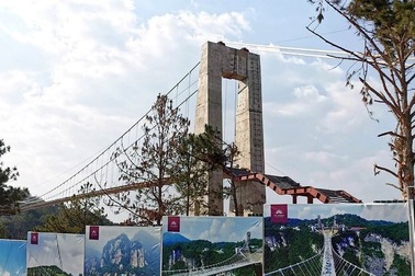 Ngừng thi công cầu kính không phép giữa Thung lũng tình yêu