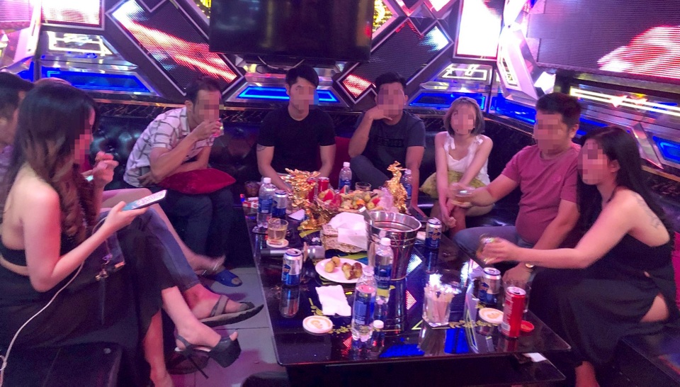 Vợ chồng gửi con nhỏ cho nhân viên quán karaoke để “bay lắc” - 2 Vợ chồng gửi con nhỏ cho nhân viên quán karaoke để “bay lắc” - 2