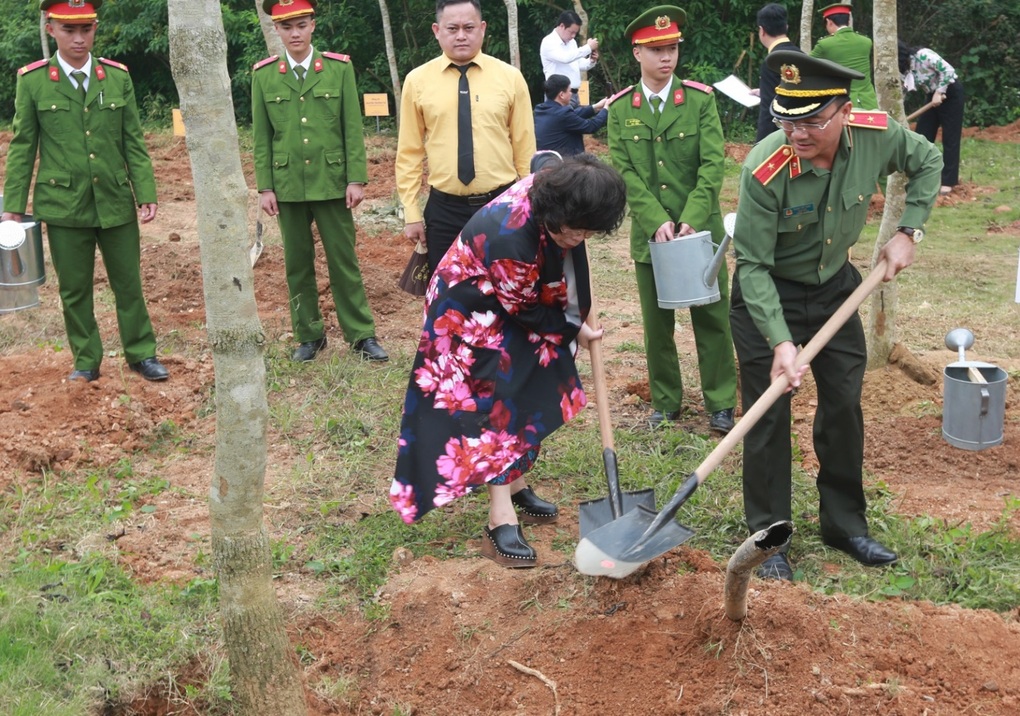 Trồng cây đầu xuân tại khuôn viên đền thờ gia tiên Chủ tịch Hồ Chí Minh - 2 Trồng cây đầu xuân tại khuôn viên đền thờ gia tiên Chủ tịch Hồ Chí Minh - 2