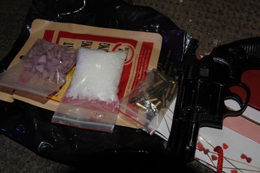 Bắt đôi nam nữ vận chuyển ma túy, thu giữ 2 khẩu súng