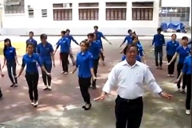 Chân dung thầy giáo U60 nhảy điệu “Đàn gà con” khiến dân mạng phát sốt