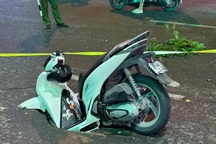 Xe máy SH tụt xuống "hố tử thần" giữa phố Hà Nội