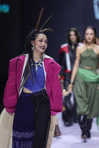 “Chị đẹp” Lynk Lee khoe nét nữ tính trên sàn diễn thời trang - 4