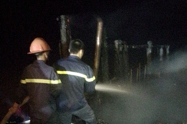 Tàu cá bốc cháy tại cảng, hàng chục tàu bị đe dọa