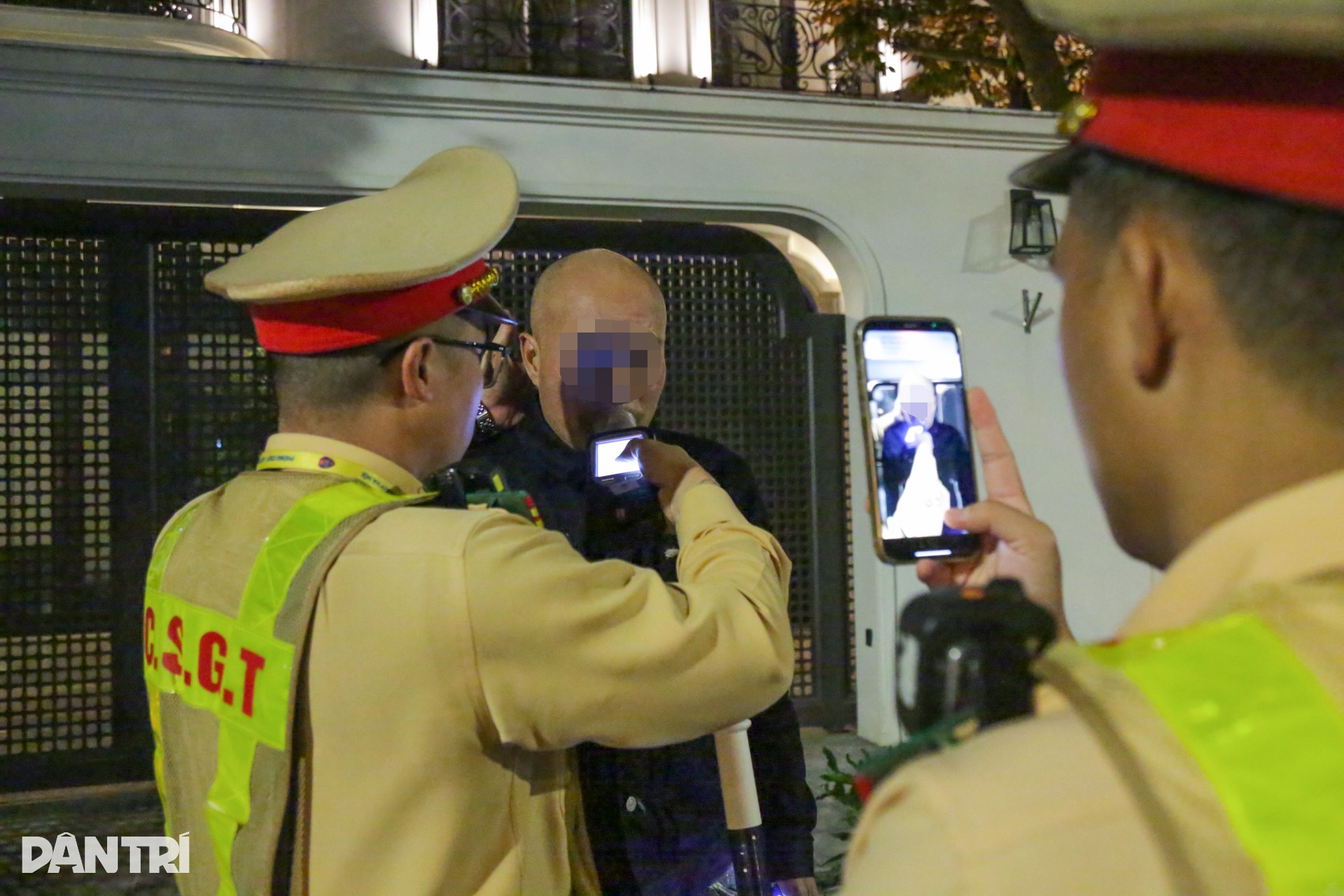 CSGT kiểm tra cồn hàng trăm tài xế taxi, xe ôm, không phát hiện vi phạm - 10