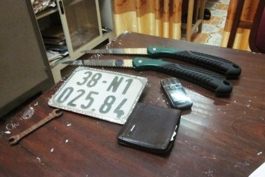 Cảnh sát nổ súng giải cứu đôi tình nhân bị dí dao vào cổ