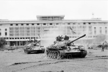 Từ "đánh chắc, tiến chắc" đến "thần tốc, táo bạo, bất ngờ"