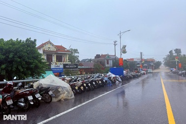 Người dân Lệ Thủy đưa hàng trăm xe máy lên cầu tránh lũ