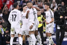 Mbappe và Bellingham ghi bàn giúp Real Madrid bằng điểm Barcelona
