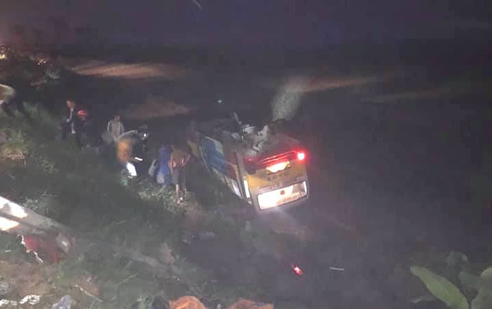 Xe buýt đâm chết trâu trên quốc lộ rồi lật ngửa dưới ruộng - 5 Xe buýt đâm chết trâu trên quốc lộ rồi lật ngửa dưới ruộng - 5