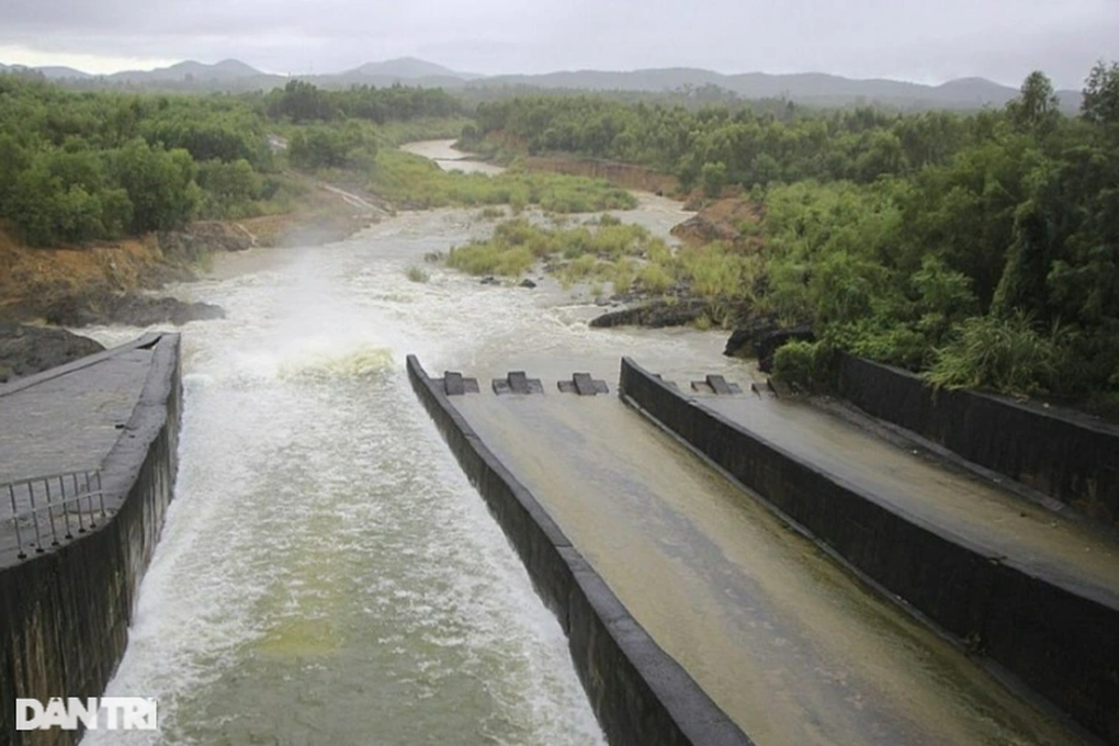 Hồ thủy lợi lớn nhất Nghệ An xả tràn - 1 Hồ thủy lợi lớn nhất Nghệ An xả tràn - 1