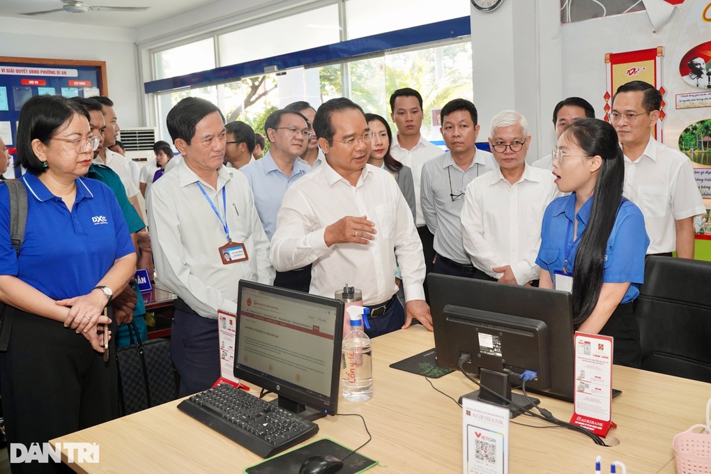 Chủ tịch TPHCM khảo sát ngày làm việc đầu tiên tại phường Dĩ An - 1 Chủ tịch TPHCM khảo sát ngày làm việc đầu tiên tại phường Dĩ An - 1