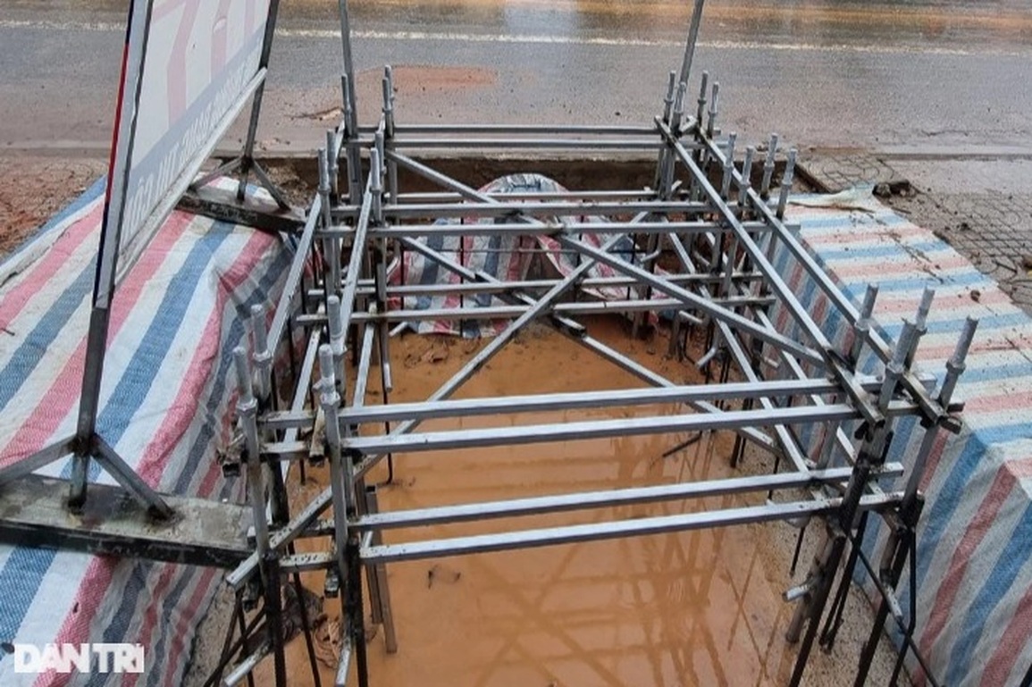 Sau vụ trang trí cầu kỳ quái, phát hiện thêm cổng chào chưa được cấp phép - 2 Sau vụ trang trí cầu kỳ quái, phát hiện thêm cổng chào chưa được cấp phép - 2