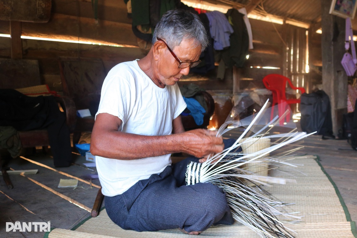 Làm nhà rông siêu nhỏ, lão ông U70 kiếm bộn tiền - 4 Làm nhà rông siêu nhỏ, lão ông U70 kiếm bộn tiền - 4