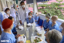 Lãnh đạo BV Từ Dũ đến tận giường, thiết tha mong bệnh nhân đừng bỏ điều trị