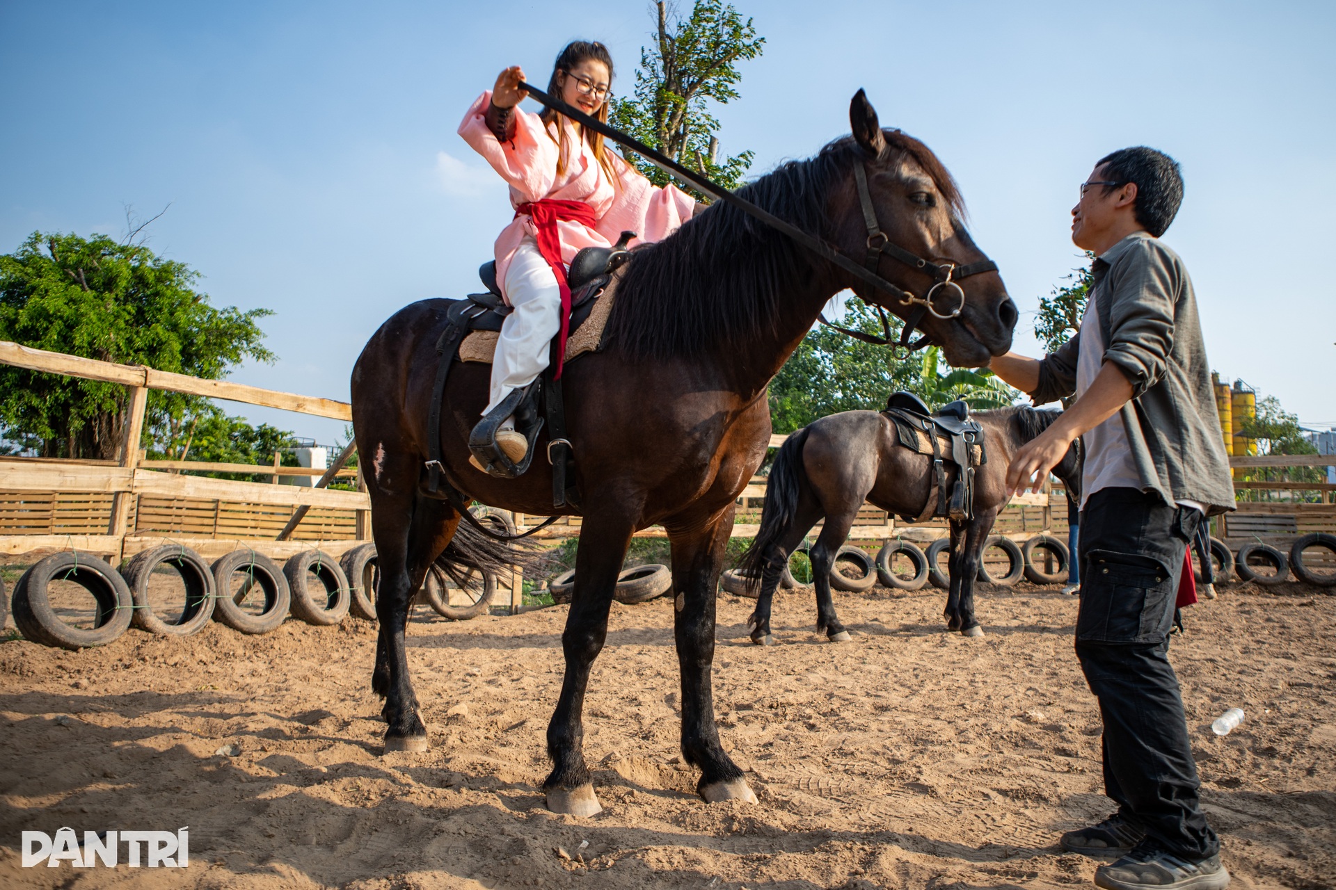 Người trẻ Hà Nội chi tiền triệu mặc cổ phục, học cưỡi ngựa, bắn cung - 1 Người trẻ Hà Nội chi tiền triệu mặc cổ phục, học cưỡi ngựa, bắn cung - 1