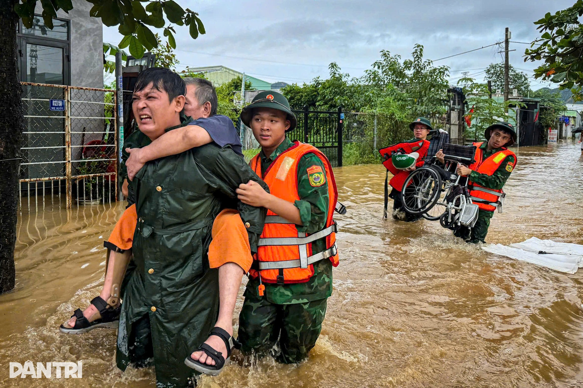 Lũ chảy xiết dâng ngang ngực, lực lượng chức năng căng mình sơ tán dân - 7 Lũ chảy xiết dâng ngang ngực, lực lượng chức năng căng mình sơ tán dân - 7