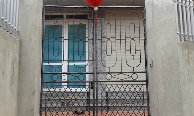Ngôi nhà của thầy giáo L trong tình trạng cửa đóng, then cài.