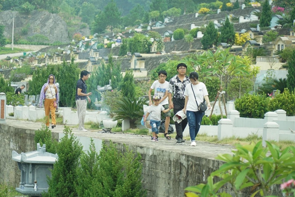 Đại lễ vu lan: Người dân đi tảo mộ tại Lạc Hồng Viên - 6 Đại lễ vu lan: Người dân đi tảo mộ tại Lạc Hồng Viên - 6