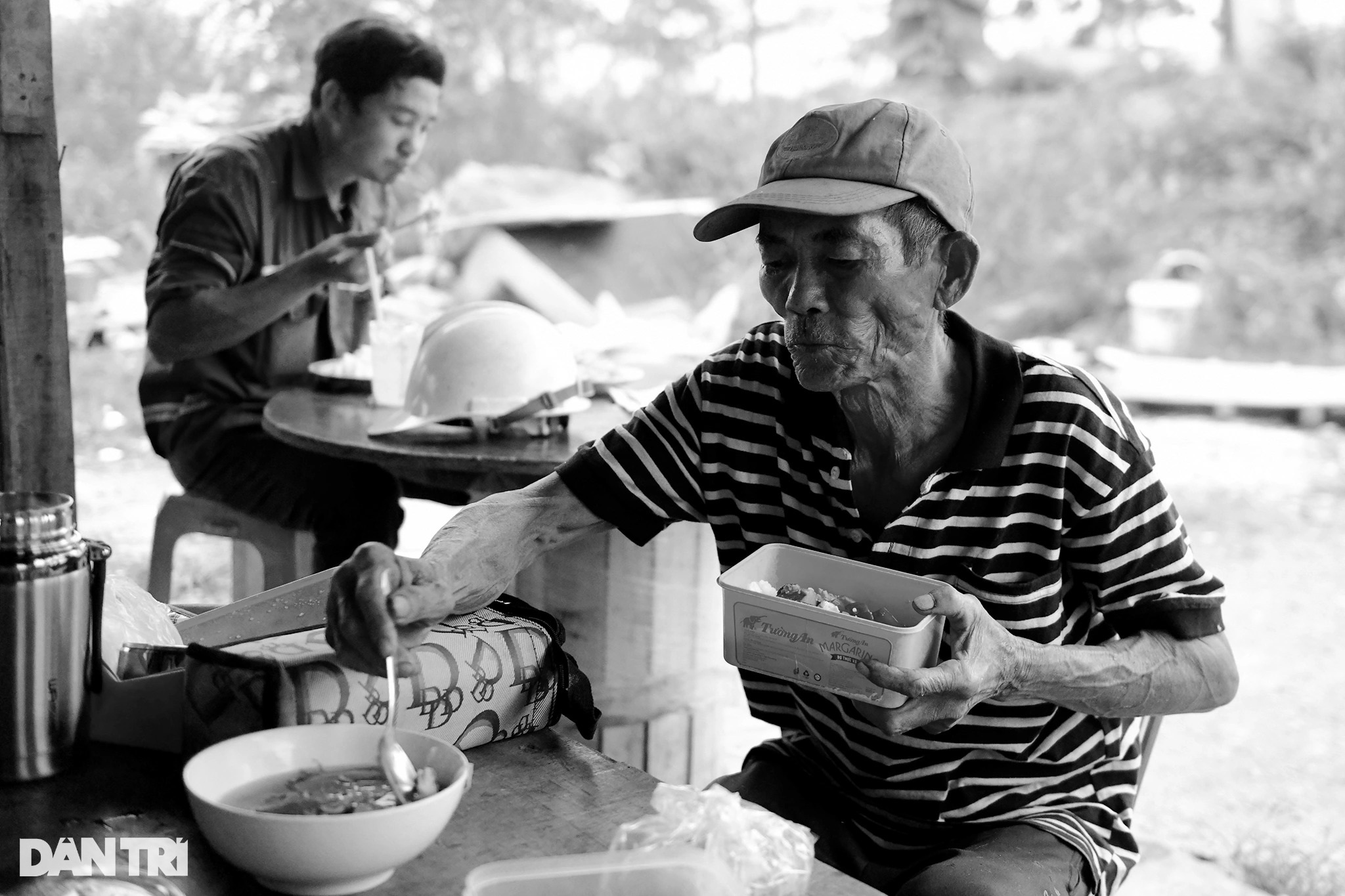 Ông lão 65 tuổi hơn 20 năm mót sắt ở Sài Gòn - 14 Ông lão 65 tuổi hơn 20 năm mót sắt ở Sài Gòn - 14