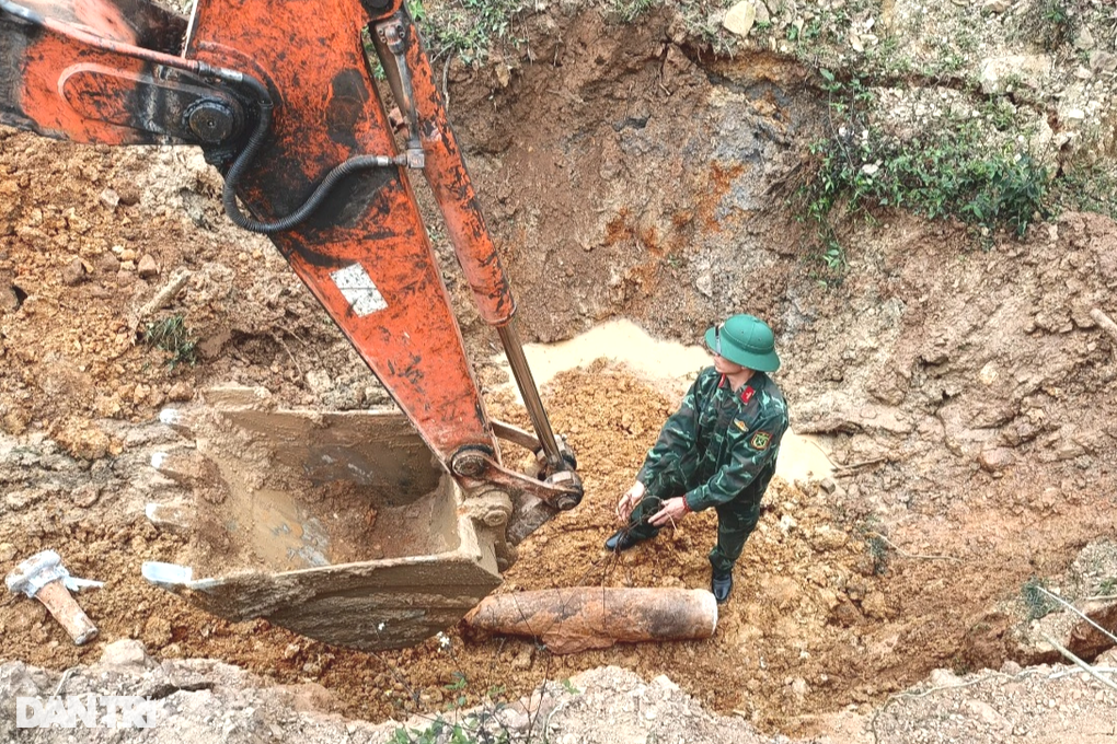 Phát hiện quả bom còn nguyên ngòi nổ trong lúc đào vườn - 2 Phát hiện quả bom còn nguyên ngòi nổ trong lúc đào vườn - 2