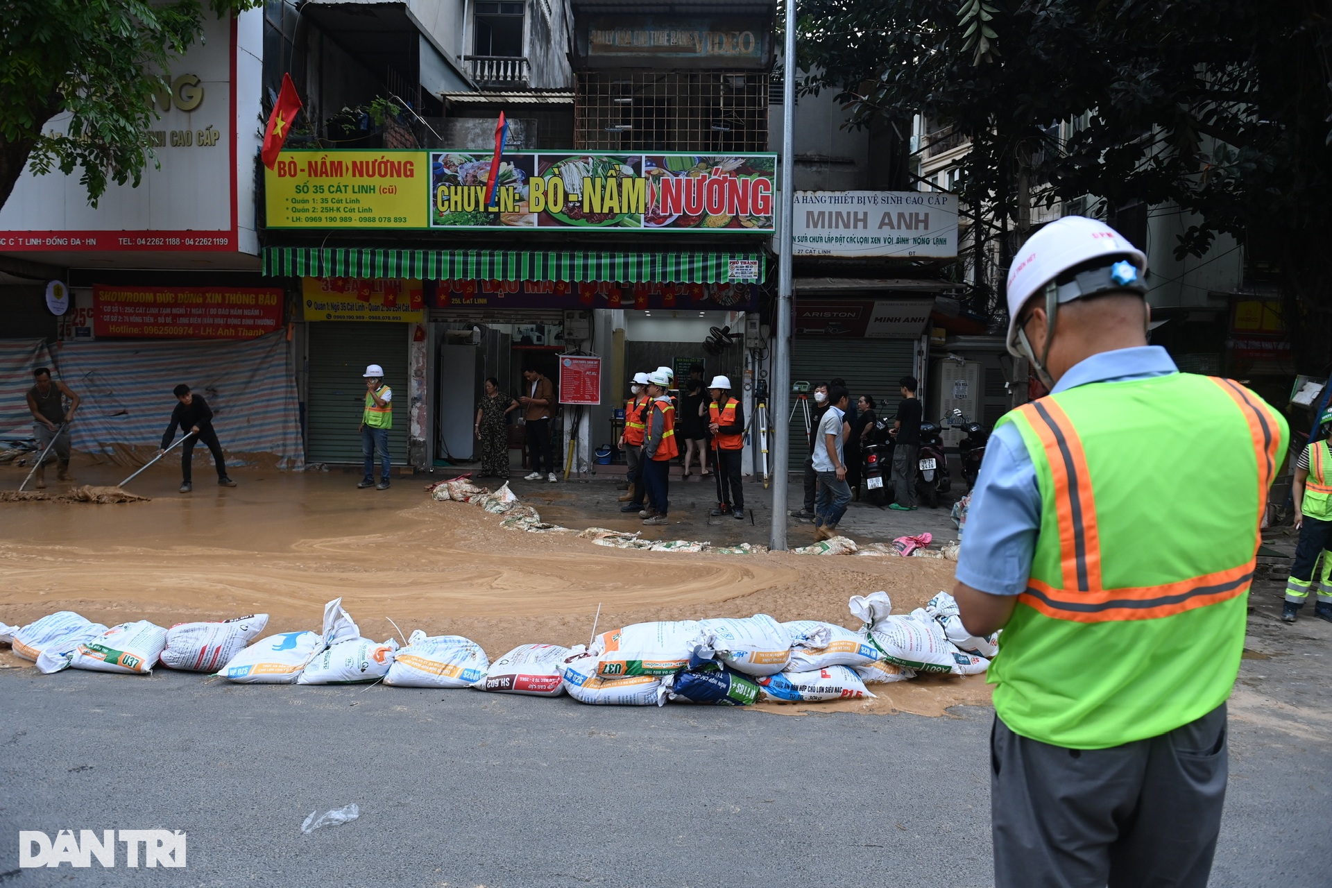 Hiện trường bùn đất phun trào trên phố Cát Linh khi đào ngầm metro Hà Nội - 7 Hiện trường bùn đất phun trào trên phố Cát Linh khi đào ngầm metro Hà Nội - 7