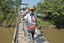 Học sinh run rẩy qua cầu bê tông già cỗi đến trường