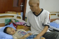 Bố ung thư phổi đi chăm con bệnh máu trong nghẹn ngào nỗi đau