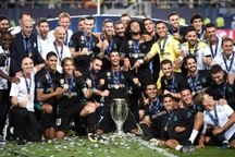 Mourinho ngán ngẩm, Real Madrid từng bừng nâng Siêu Cup châu Âu