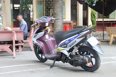 Tạm giữ 2 sinh viên đua xe gây rối trên xa lộ