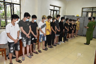 Bắt giữ nhóm thanh niên "bay lắc" trong quán hát