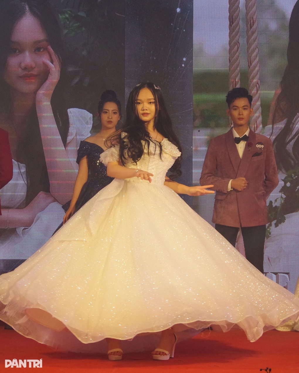 Lộ diện tân Đại sứ Trường THPT Chuyên Đại học Sư Phạm Hà Nội - 10 Lộ diện tân Đại sứ Trường THPT Chuyên Đại học Sư Phạm Hà Nội - 10