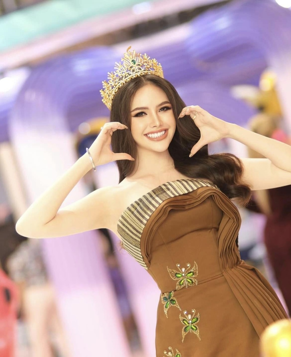Nhan sắc như búp bê sống của đối thủ Quế Anh tại Hoa hậu Hòa bình 2024 - 1 Nhan sắc như búp bê sống của đối thủ Quế Anh tại Hoa hậu Hòa bình 2024 - 1