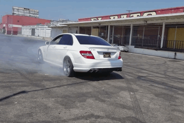 Clip cậu bé 9 tuổi "đốt lốp" xe Mercedes gây nhiều tranh cãi