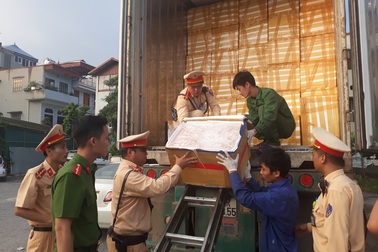 Công an Hà Nội truy bắt xe container chứa 25 tấn nội tạng thối