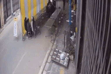 Ô tô lao vào đám tang, ít nhất 3 người bị thương