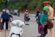 Chồng bị CSGT thổi nồng độ cồn, vợ mang chiêng ra gõ