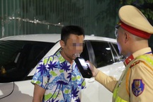 Dính cồn kịch khung, nam tài xế vẫn khẳng định "chưa uống một giọt bia"