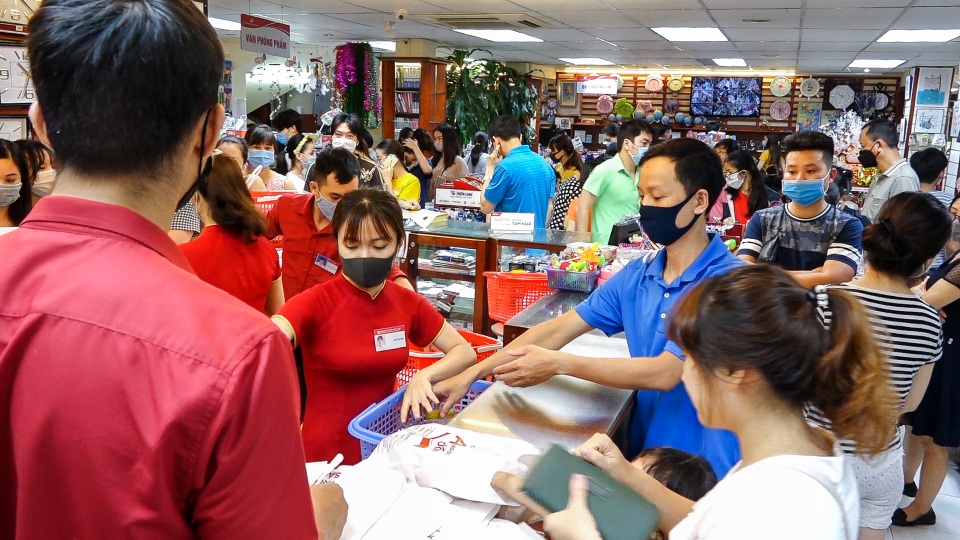 Chen chân, xếp hàng chờ đợi ở nhà sách trước ngày bắt đầu năm học mới - 4 Chen chân, xếp hàng chờ đợi ở nhà sách trước ngày bắt đầu năm học mới - 4