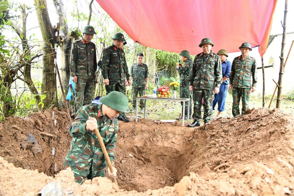 Phát hiện hài cốt liệt sỹ cùng nhiều di vật trong vườn nhà dân - 1